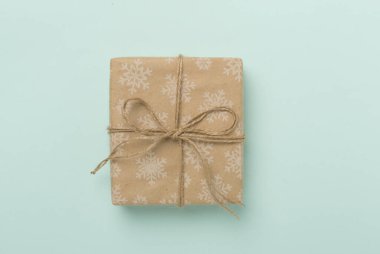 Renk arkaplanı ve üst görünümü üzerinde el işi Noel hediyesi kutuları