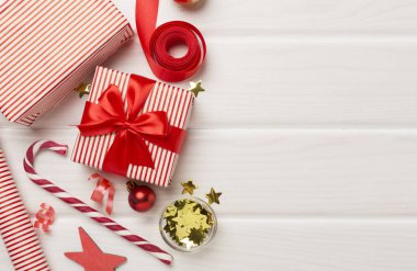 Kağıt külüstür hediye kutuları ve ahşap arka planda noel süsü, üst manzara.