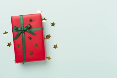 Beton arka planda dekorasyonu olan el yapımı Noel hediyesi kutusu.