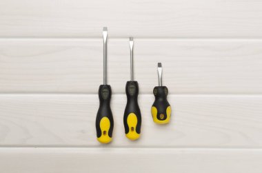 Tahta zemin üzerinde tornavidalar, üst görünüm