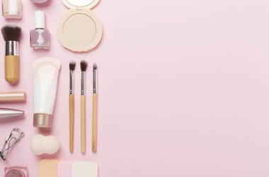 Makyaj ürünleri ve renk arkaplan araçları ile düz uzandı