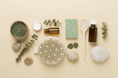 Renkli arka planda kozmetik kil ve spa ürünleri ile kompozisyon, üst görünüm