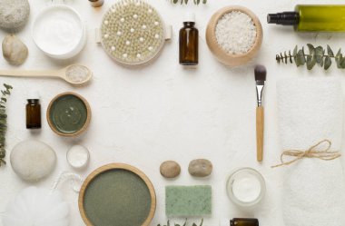 Beton zemin üzerinde kozmetik kil ve spa ürünleri ile kompozisyon, üst görünüm