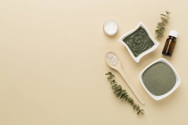 Renkli arka planda kozmetik kil ve spa ürünleri ile kompozisyon, üst görünüm