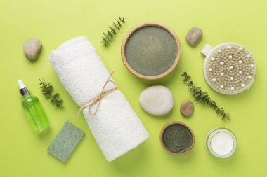 Renkli arka planda kozmetik kil ve spa ürünleri ile kompozisyon, üst görünüm