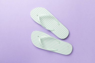 Renk arkaplanı ve üst görünümde çizgili parmak arası terlikler