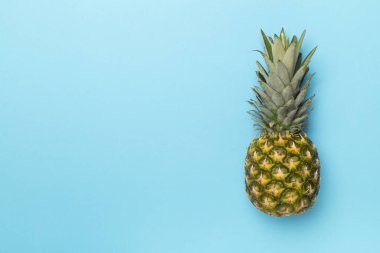 Renk arkaplan üzerinde taze ananas, üst görünüm