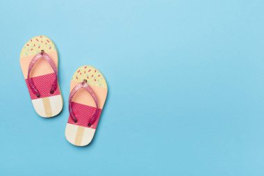 Renk arkaplanı ve üst görünümde parlak parmak arası terlikler