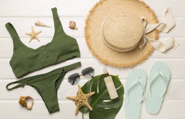 Ahşap arka plan üzerinde plaj aksesuarları, düz yatıyordu