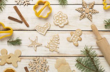 Sevimli ev yapımı Noel kurabiyeleriyle ahşap arka planda yatıyordu.