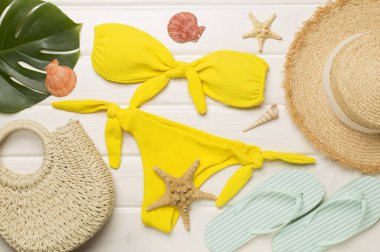 Ahşap arka plan üzerinde plaj aksesuarları, düz yatıyordu