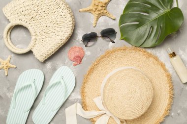 Beton zemin üzerinde plaj aksesuarları, düz yatış