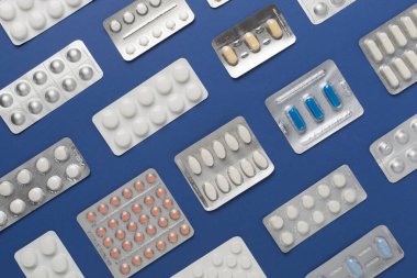 Renkli arka planda su toplayan haplar, üst görünüm