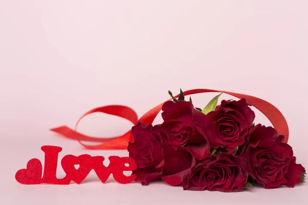 Valentines Day Red Roses Decor Color Table — Fotografia de Stock