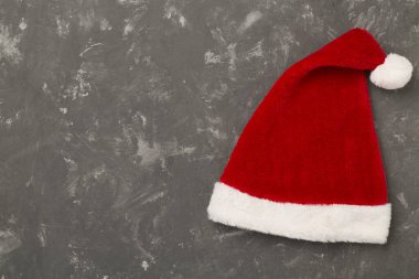 Noel Baba 'nın kırmızı şapkası beton zeminde, üstte, manzarada