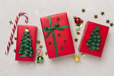 Beton arka planda dekoru olan el yapımı Noel hediyesi kutuları.