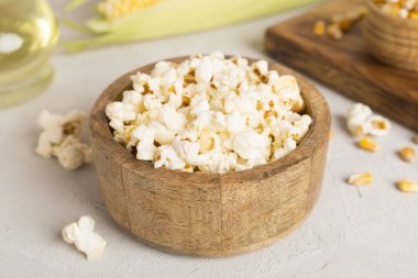 Tahta masada malzemeli patlamış mısır.