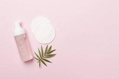 Köpüren yüz temizleyici ve eko pedlerle renk arkaplanı, üst görünüm