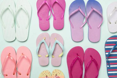 Renk arkaplanı ve üst görünümde birçok parlak parmak arası terlik