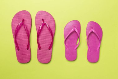 Renk arkaplanı ve üst görünümde birçok parlak parmak arası terlik