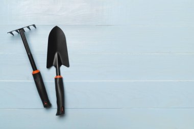 Ahşap arka planda bahçe araçları, üst görünüm