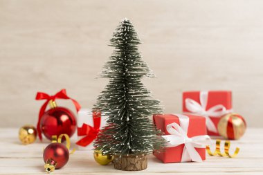 Hediye kutuları ve dekoru olan minyatür Noel ağacı.