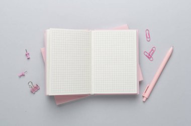 Renk arkaplanı ve üst görünümü üzerine kırtasiye içeren defter