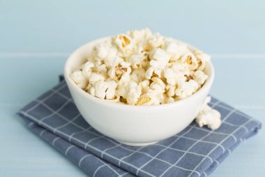 Tahta masada kasede patlamış mısır.