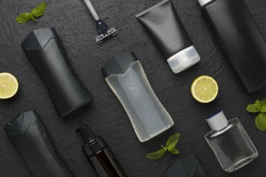 Erkekler kozmetik şişeleri, arka planda nane yaprakları, üst manzara.