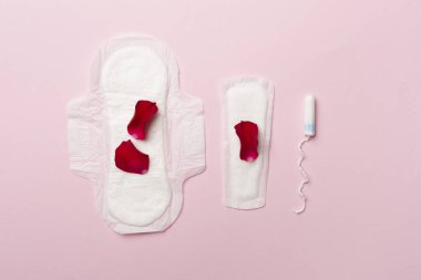 Renkli arka planda regl hijyen ürünleri, üst görünüm