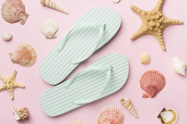 Renk arkaplanı ve üst görünümde çizgili parmak arası terlikler