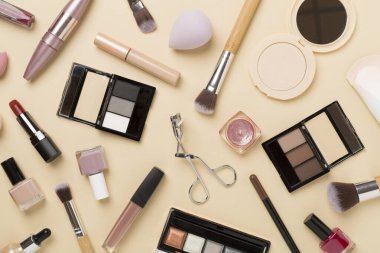 Makyaj ürünleri ve renk arkaplan araçları ile düz uzandı
