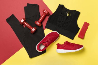 Renkli arka planda siyah spor kıyafeti, üst görünüm