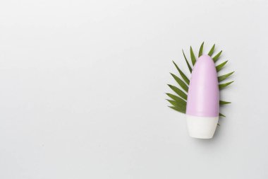Renk arkaplanında doğal deodorant, üst görünüm