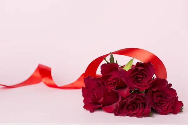Dia Dos Namorados Rosas Vermelhas Mesa — Fotografia de Stock