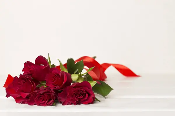 情人节 白桌子上的红玫瑰 — 图库照片
