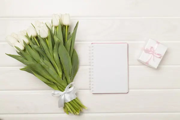 ホワイトチューリップ花束木製の背景にノート トップビュー — ストック写真