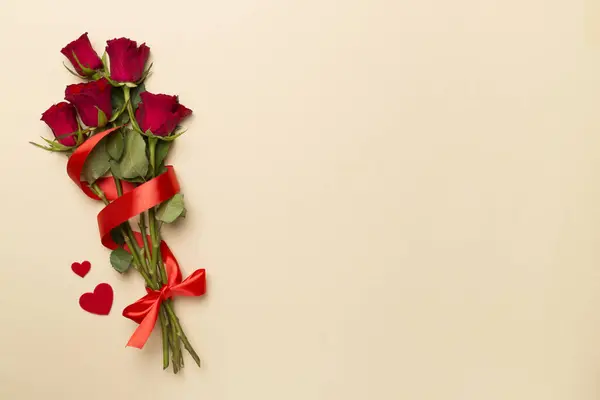 情人节红玫瑰的色彩背景 顶视图 — 图库照片