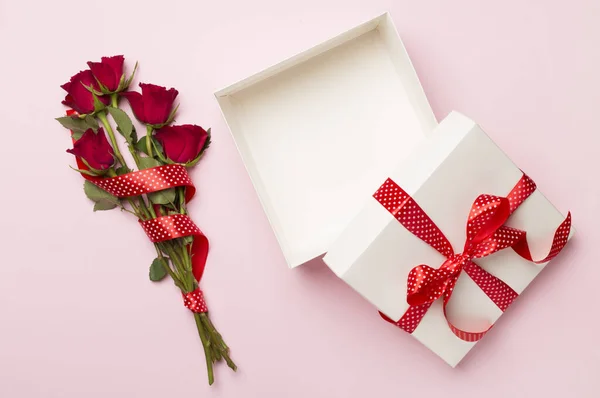 Open Gift Box Red Roses Color Background Top View — ストック写真