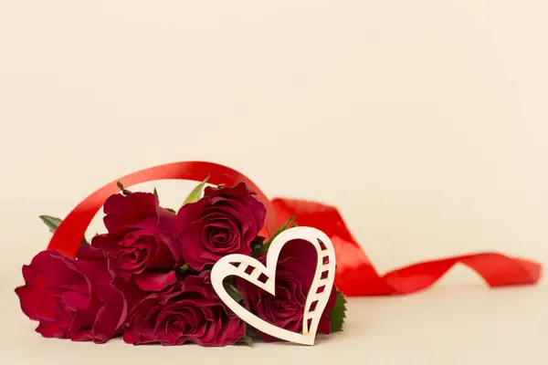 情人节那天 红玫瑰装饰在彩色桌上 — 图库照片
