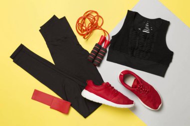 Renkli arka planda siyah spor kıyafeti, üst görünüm