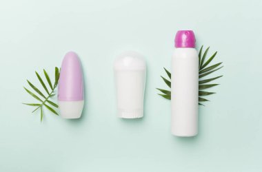 Renk arkaplanındaki doğal deodorantlar, üst görünüm