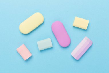 Renk arkaplanındaki renkli silgi, üst görünüm