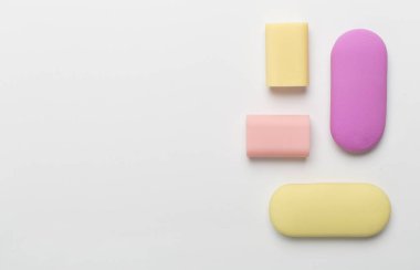 Renk arkaplanındaki renkli silgi, üst görünüm