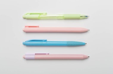 Renkli arka plan üzerine pastel renkli kalemler, üst görünüm