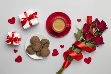 Sevgililer günü için hediyeler ve kahvaltı beyaz çarşafta, üst manzara