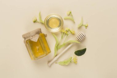 Yapraklı ıhlamur balı ve renkli arka planda çiçekler, üst manzara