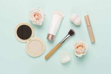 Renk arkaplan ve üst görünümde cilt rengi için makyaj ürünleri bileşimi
