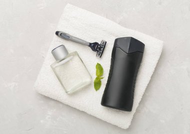 Erkekler kozmetik şişeleri, arka planda nane yaprakları, üst manzara.