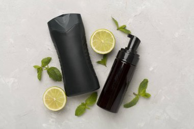 Erkekler kozmetik şişeleri, arka planda nane yaprakları, üst manzara.